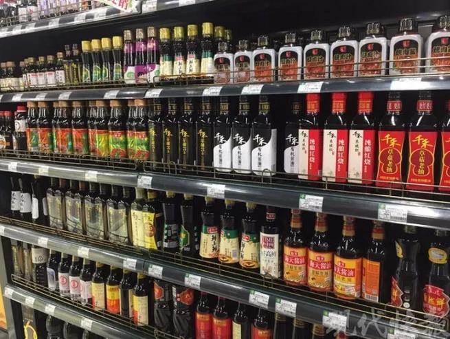 △超市货架上的酱油琳琅满目
