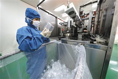 9月13日，江西抚州，江西回音必（东亚）药业有限公司内，塑瓶输液生产线上工人正在生产。图/视觉中国
