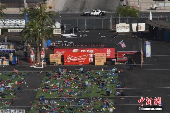 　　资料图：当地时间2017年10月4日，美国拉斯维加斯，联邦调查局调查员封锁事发现场，持续调查拉斯维加斯枪击案。枪击事件发生后，现场一片狼藉。