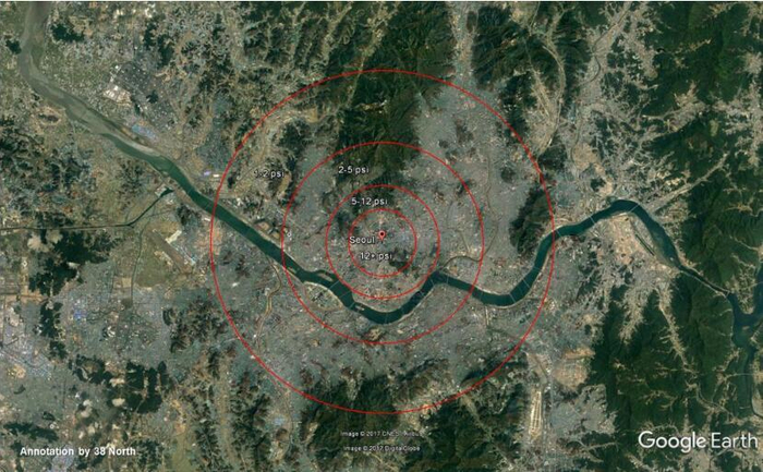首尔的地图展示的250千吨核弹空爆时的四个爆炸超压区域：12+ psi、5-12 psi、-5 ps