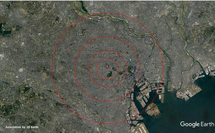 东京的地图展示的250千吨核弹空爆时的四个爆炸超压区域：12+ psi、5-12 psi、-5 ps