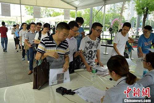 　　资料图：成都天府新区等一些政务服务中心申请、等待办理落户手续的民众排起长队等待办理。 中新社记者 刘忠俊 摄