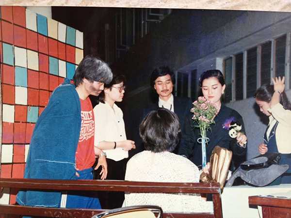 1986年秋，马云（左一）率外语系学生会文艺骨干排练话剧《故去的亲人》，参加学校话剧汇演。