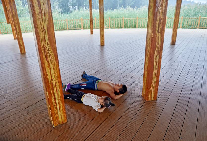  白洋淀的栈桥上，玩耍的儿童。摄影/甄宏戈