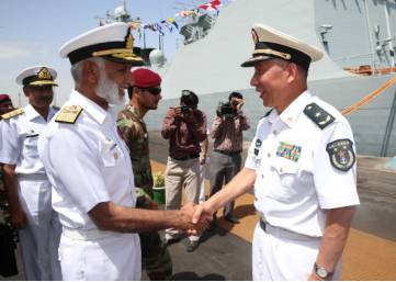  编队指挥员沈浩与巴基斯坦海军参谋长扎考拉上将亲切握手