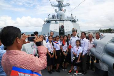 大多数孩子都没有见过中国的军舰，中二学生明少贤说，中国的军艇很雄伟，中国海军官兵很威武。