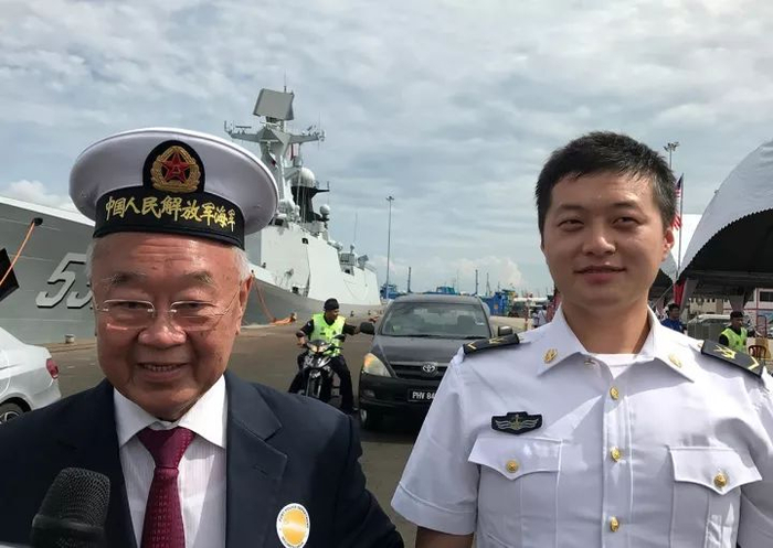 林玉唐激动地表示要戴一下中国海军的军帽