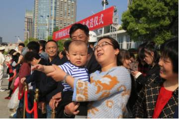 八个月大的宝宝送爸爸出发