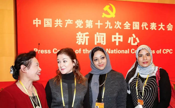 10月16日，中国共产党第十九次全国代表大会新闻中心在北京梅地亚宾馆举行酒会，500多位中外记者受邀出席。新华社记者沈伯韩摄