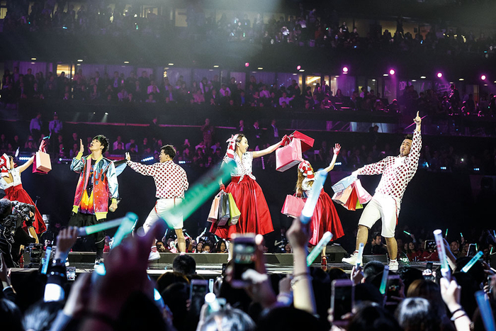 （相对于中国网络第三方支付和“双十一”风潮的始作俑者阿里，每遇“双十一”，仍如临大敌而颇感压力。支付宝在2016年“双十一”当天高峰值是12万笔/秒。图为2016年11月10日晚，深圳，“2016天猫双十一狂欢夜”晚会现场互动。图/视觉中国）