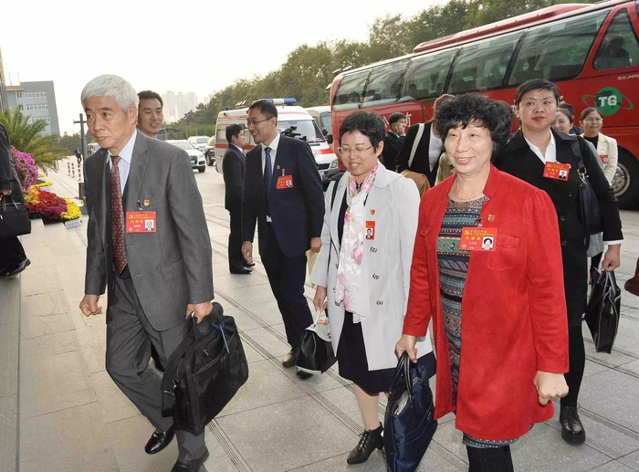 10月16日，来自天津市的党的十九大代表抵达北京。&nbsp;新华社发杜健雄摄