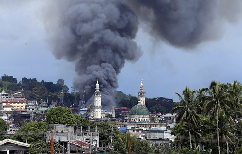 资料图：6月27日，在菲律宾南部棉兰老岛马拉维市，一处遭空袭地点升起浓烟。新华社发