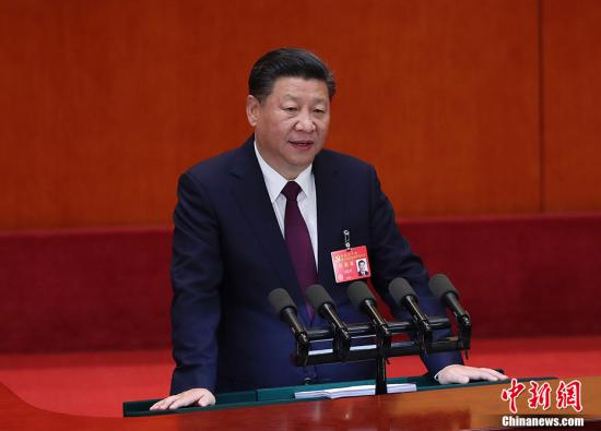 　　10月18日上午，中国共产党第十九次全国代表大会在北京人民大会堂开幕。习近平代表第十八届中央委员会向大会作报告。 中新社记者 刘震 摄