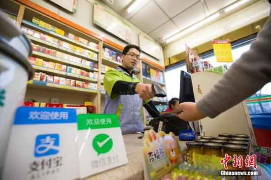  资料图：民众正在使用手机支付。 中新社记者 张云 摄