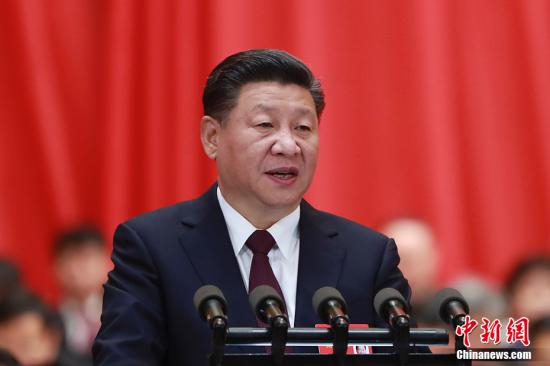 　　10月18日上午，中国共产党第十九次全国代表大会在北京人民大会堂开幕。习近平代表第十八届中央委员会向大会作报告。 中新社记者 盛佳鹏 摄