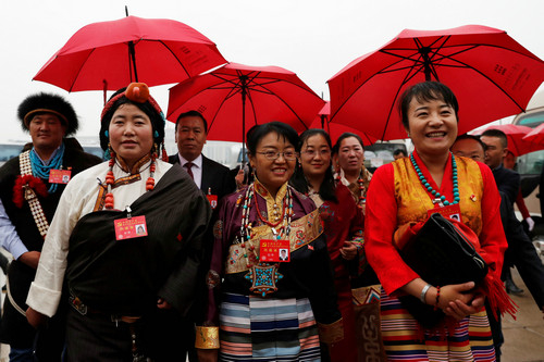 18日，出席中国共产党第十九次全国代表大会开幕会的代表们抵达会场。（路透社）