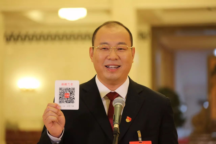  △蔡松涛带来了一个二维码，里面见证了兰考三年来的变化，“关注的话可以扫一下。”