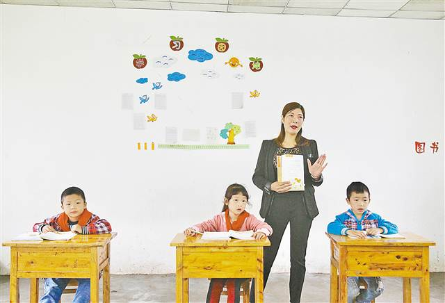 &nbsp;10月17日，大足区珠溪镇八角村小，康清秀老师在给三个孩子上语文课。记者 苏思 摄
