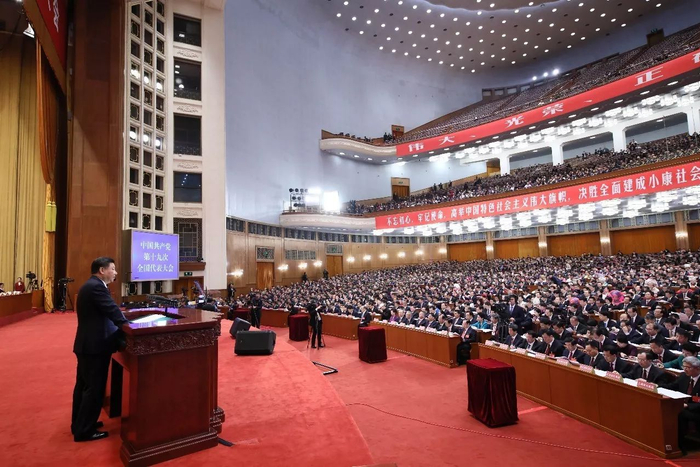 10月18日，习近平代表第十八届中央委员会向大会作报告。新华社记者 兰红光 摄