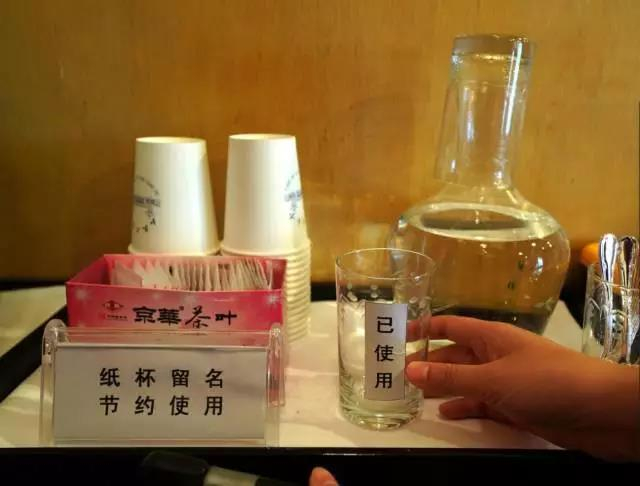  △工作人员使用水杯标记名字 图/新华社