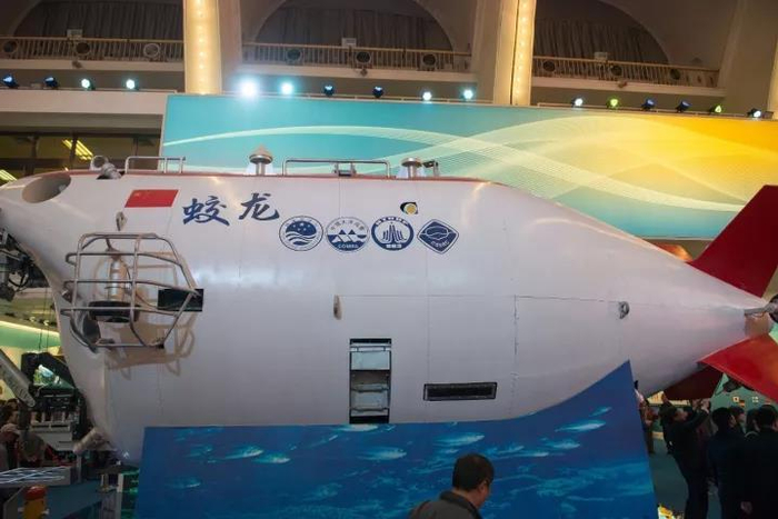  △蛟龙号深潜器1：1模型