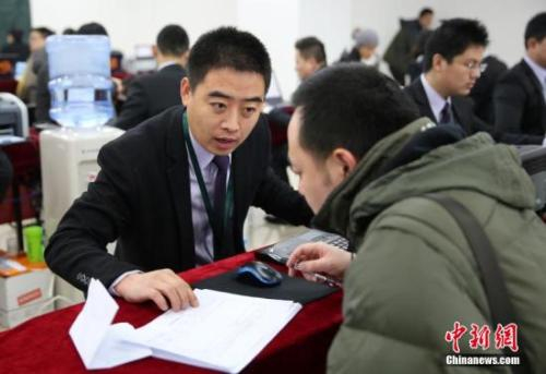 资料图：北京首个自住房项目“恒大御景湾”申请人现场提交材料。韩海丹 摄