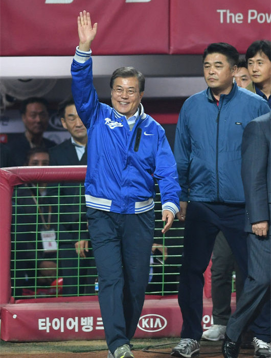 文在寅突然现身棒球场。