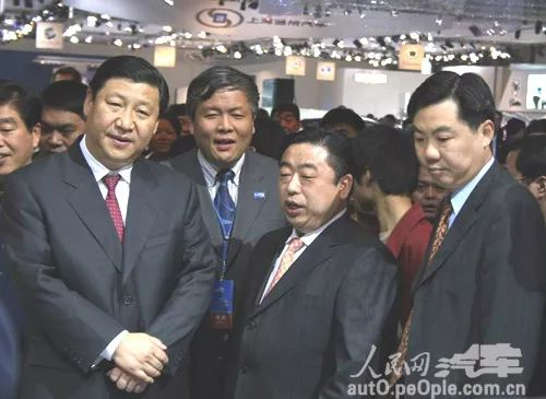 2007年，时任上海市委书记习近平参观上海车展。人民网记者 王一三 摄
