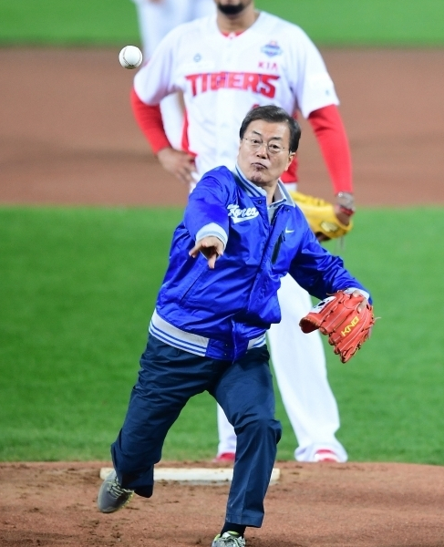 25日，文在寅为韩国职棒开球。
