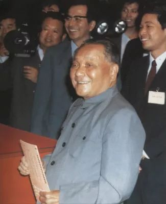  1985年9月22日，邓小平在中共全国代表会议上投票选举