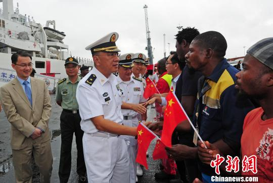 “和谐使命-2017”任务指挥所领导与前来送行的当地民众握手告别。　江山 摄