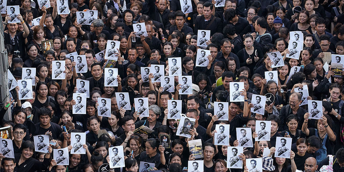 泰国普密蓬国王遗体火化仪式举行 民众聚集悼念