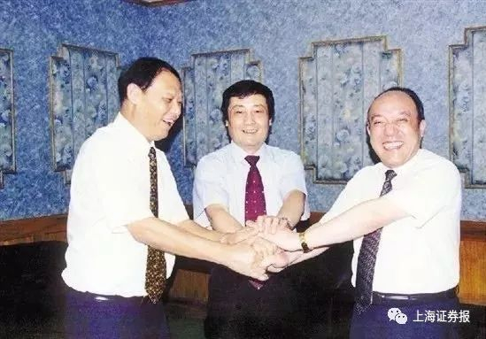 从左至右为冯根生、宗庆后、鲁冠球。2002年7月，杭州市委、市政府颁给中国（杭州）青春宝集团有限公司董事长冯根生、杭州娃哈哈集团有限公司董事长宗庆后、万向集团公司董事局主席鲁冠球三位中国企业界泰斗级人物每人三百万人民币的特殊奖励，以表彰他们对杭州经济发展的杰出贡献。