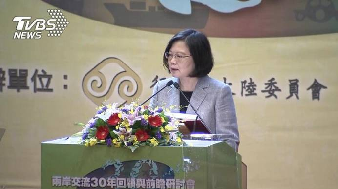  26日，蔡英文出席“两岸30周年交流研讨会”