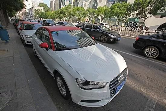  2017年6月10日，北京CBD地区停放的EZZY分时租赁奥迪A3轿车。视觉中国 资料。