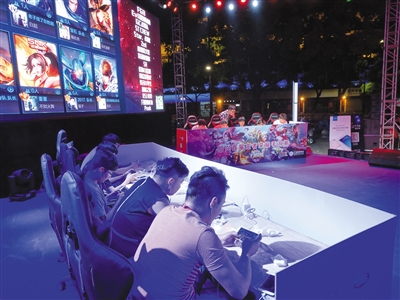 2017年4月29日傍晚，绍兴某购物中心外，正在举行一场王者荣耀手游比赛。 图/视觉中国