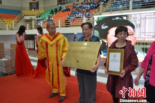 陈伯勋获扛旗世界纪录奖牌和证书。　唐建衡 摄