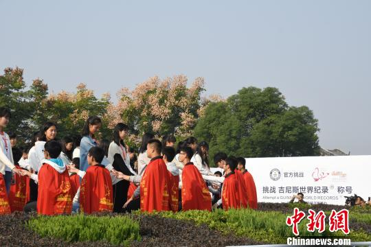 　　28日上午，来自英国、俄罗斯、南非、巴西等10多个国家和中国内地的311对情侣齐聚“汤显祖故里”江西抚州，共同参与男方单膝跪地以接力的方式向女方求婚活动。　陈源茂　摄