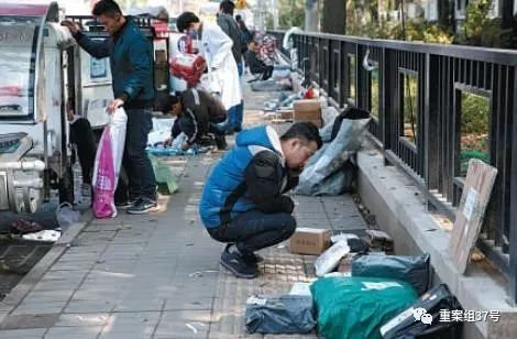 ▲10月23日，北京，快递员正在清点快递。&nbsp;&nbsp;&nbsp;&nbsp;新京报记者 陶冉 摄
