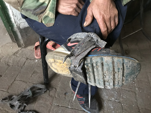 老徐的脚扎子叫“猫爪”，有四个尖用于爬树。澎湃新闻记者 沈文迪 图