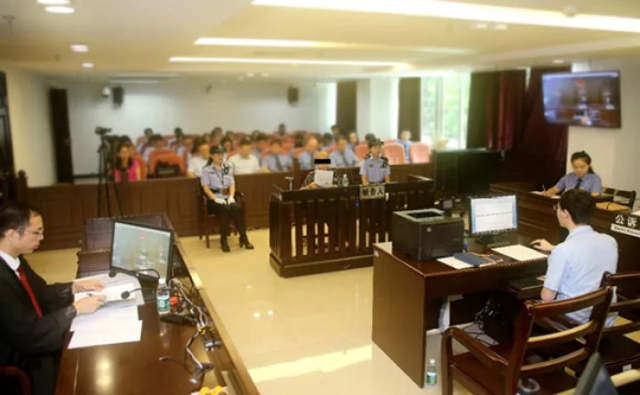 　　↑2017年9月14日，越秀法院就本案召开了庭前会议，共解决了包括案件管辖、回避、有无新的证据、是否申请证人出庭和申请非法证据排除等十个问题，提高了庭审效率。