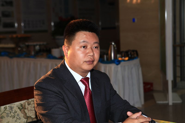 石阡县委常委、县政府常务副县长徐再高。