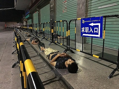 　海信大酒店门前睡觉的大神