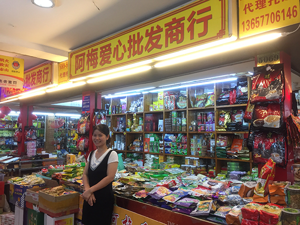 27岁的阿海在东兴当店员近3年，每月工资2000多远，她的老公也在东兴帮人卖红木。