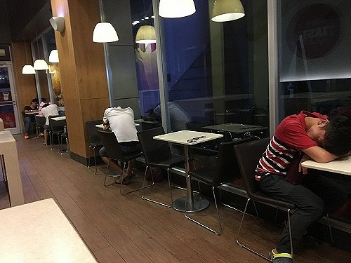 肯德基也是三和大神睡觉的重要场所