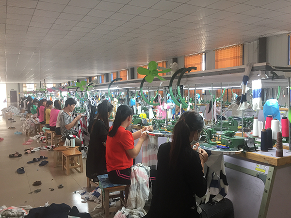 　　进厂打工的越南人，多来自越南中西部贫困地区，女性居多，不会说中文，其用工成本同比中国工人要低约1000元。