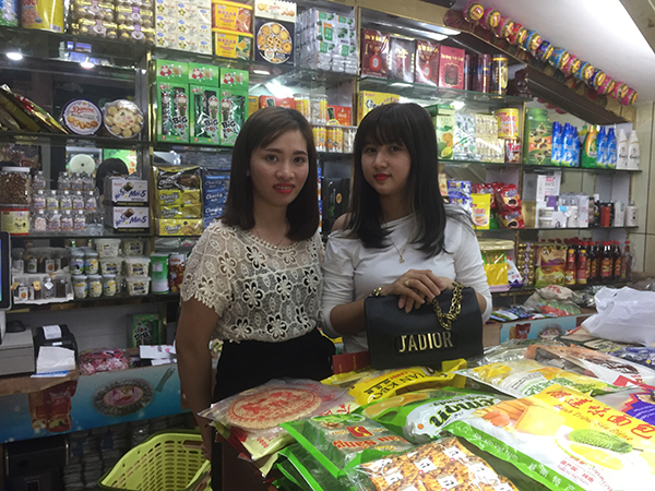 　　24岁的阿珍和21岁的郑茉莉都是跨国上班族，在东兴一家特产店当店员，每月休息2天，工资约2300元。 本文图片 澎湃新闻记者 陈绪厚 图