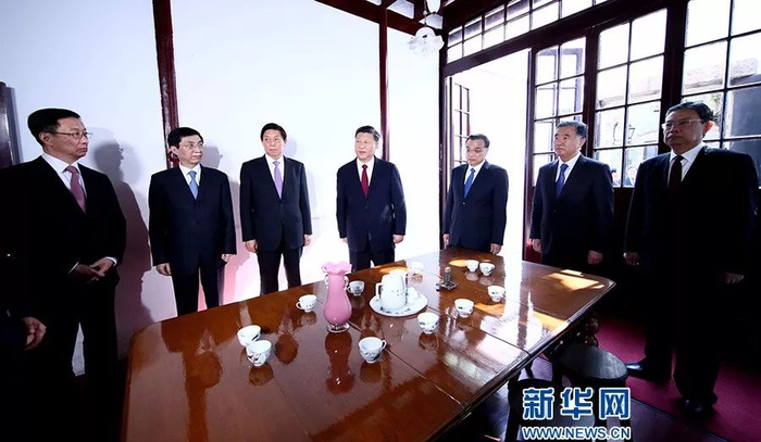 这是31日上午，习近平等在上海瞻仰中共一大会议室原址。新华社记者 兰红光 摄