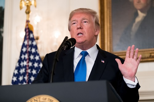 10月13日，美国总统特朗普在华盛顿白宫发表讲话，他拒绝向国会证实伊朗遵守伊核协议。