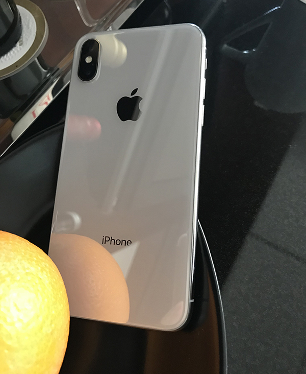 iPhoneX机身采用的是前后玻璃面板。 澎湃新闻记者 周玲 图